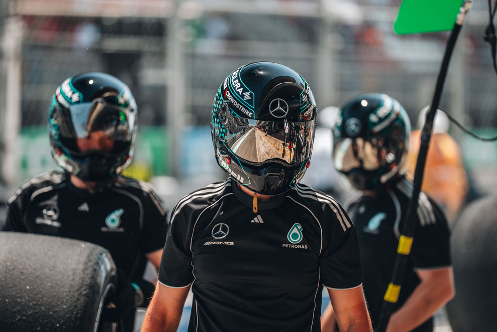 Mercedes Formule 1 monteurs.