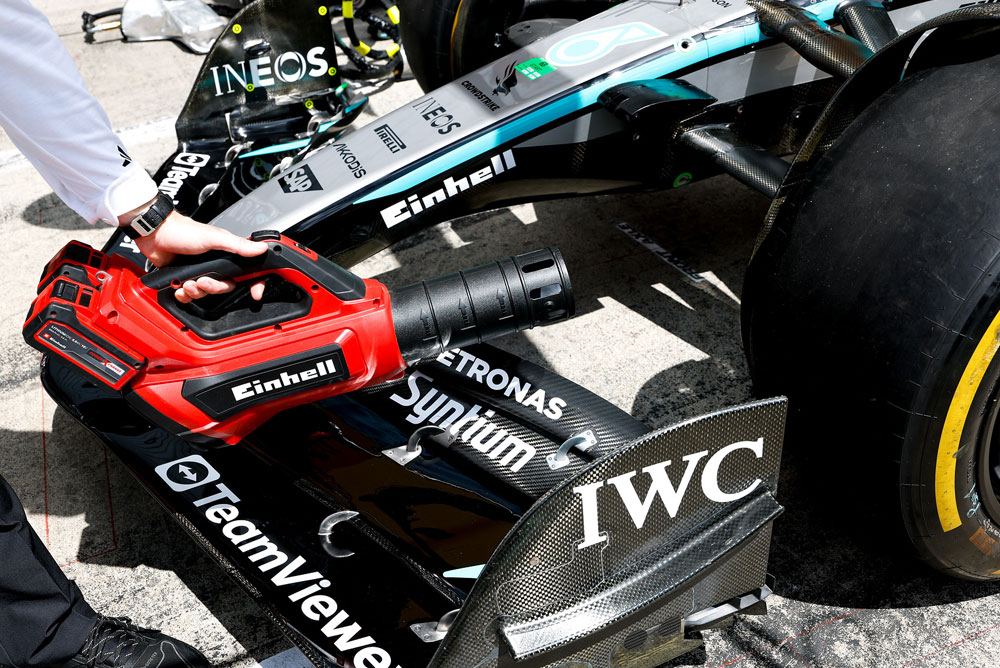 Einhell lehtipuhallin suunnattuna Formula 1 -auton etusiipeen.