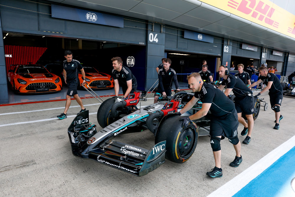 Formula 1 -autoa työnnetään.