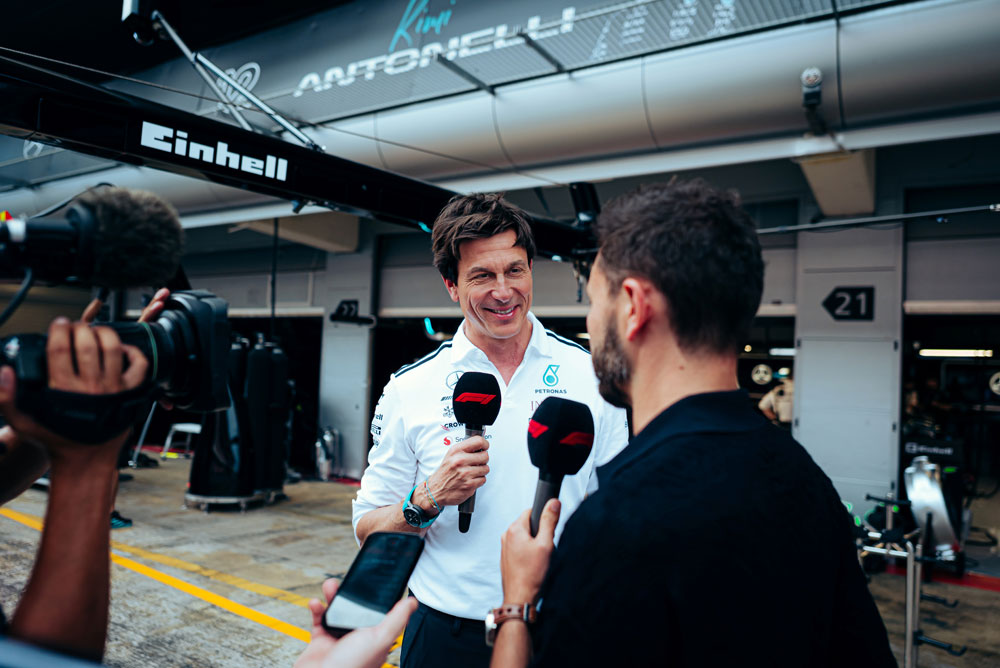 Toto Wolff haastatellaan toimittajan toimesta.